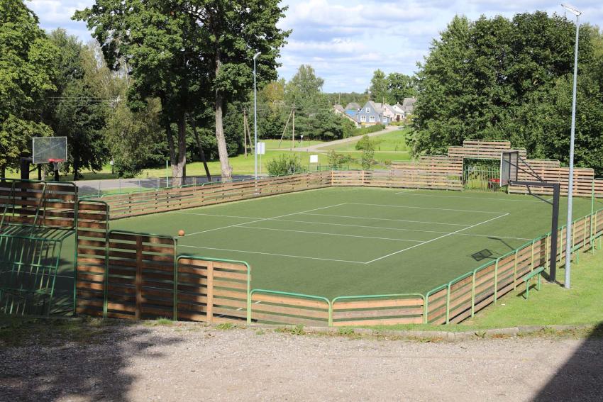 Universali dirbtinės dangos sporto aikštelė paveiksliukas