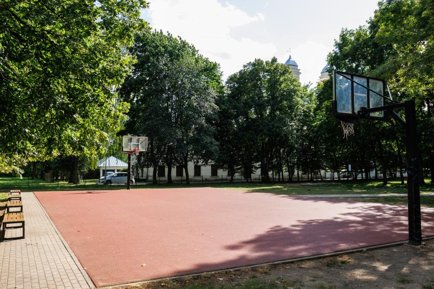 Jonavos Panerio pradinės mokyklos krepšinio aikštelė paveiksliukas