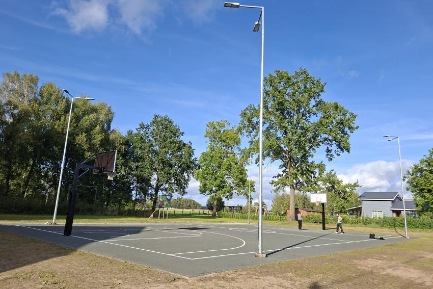 Daugiafunkcė sporto aikštelė Pažėruose 347