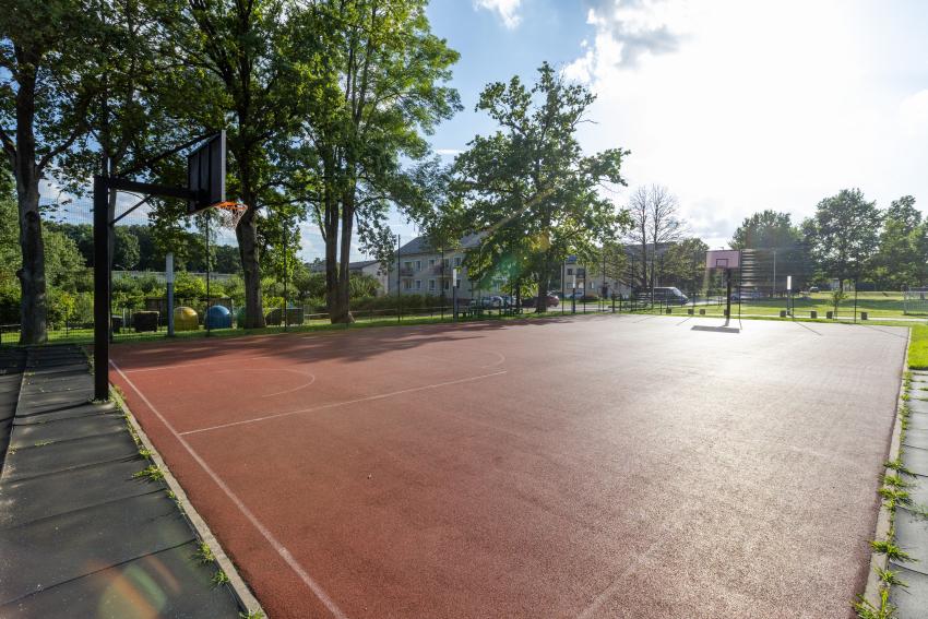 Raudondvario Anelės ir Augustino Kriauzų pradinės mokyklos sporto aikštynas paveiksliukas