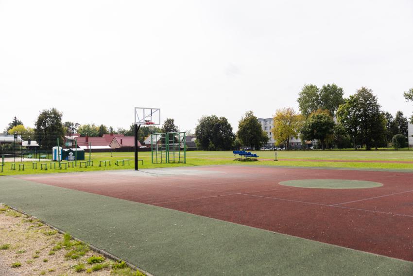 Jonavos Senamieščio gimnazijos krepšinio aikštelė paveiksliukas