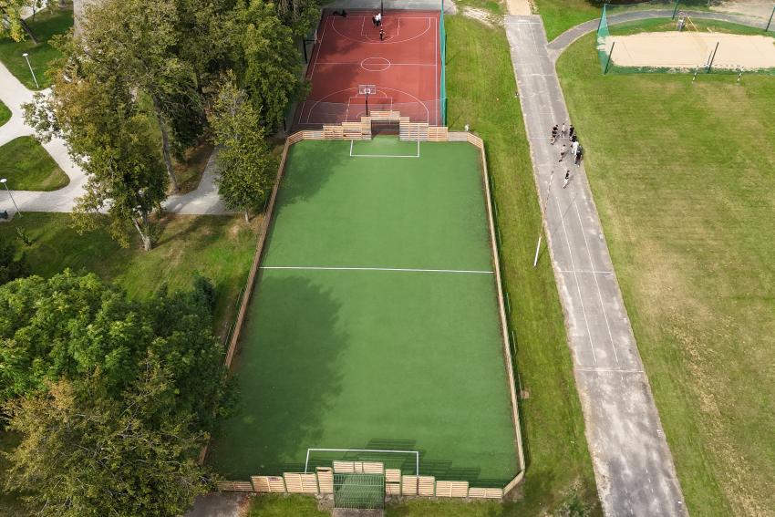 Kaišiadorių Algirdo Brazausko gimnazijos lauko krepšinio aikštelė paveiksliukas