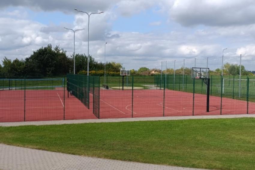 Treniruoklių aikštelė ir mažojo futbolo aikštė su dirbtine danga paveiksliukas