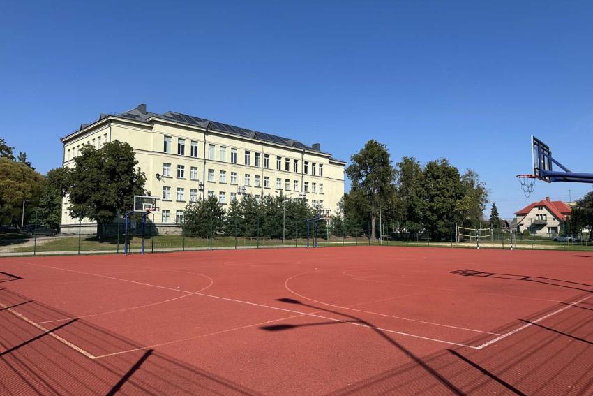 Prienų Žiburio gimnazijos aikštynas paveiksliukas