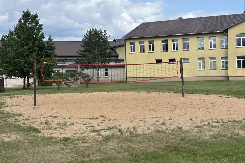 Išlaužo pagrindinės mokyklos stadionas paveiksliukas