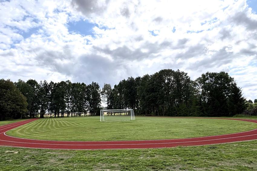 Veiverių T. Žilinsko gimnazijos stadionas paveiksliukas