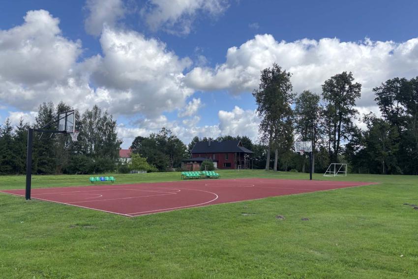 Balbieriškio parko krepšinio aikštelė paveiksliukas