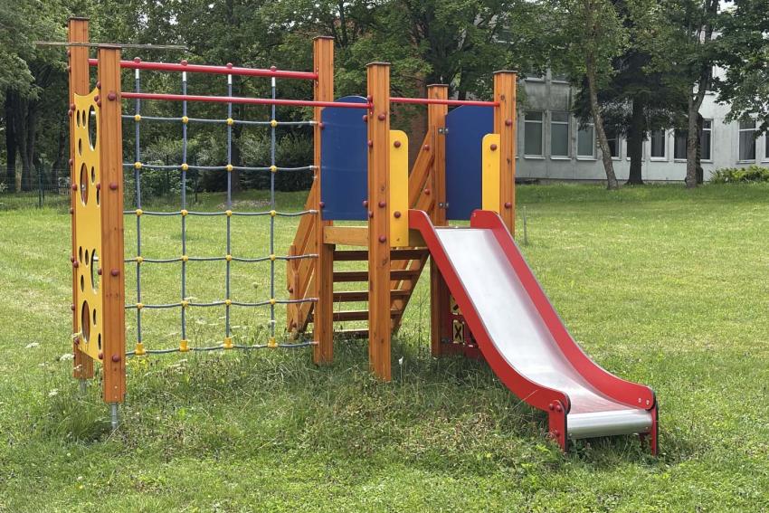Vaikų žaidimų aikštelė ir lauko terniruokliai 173