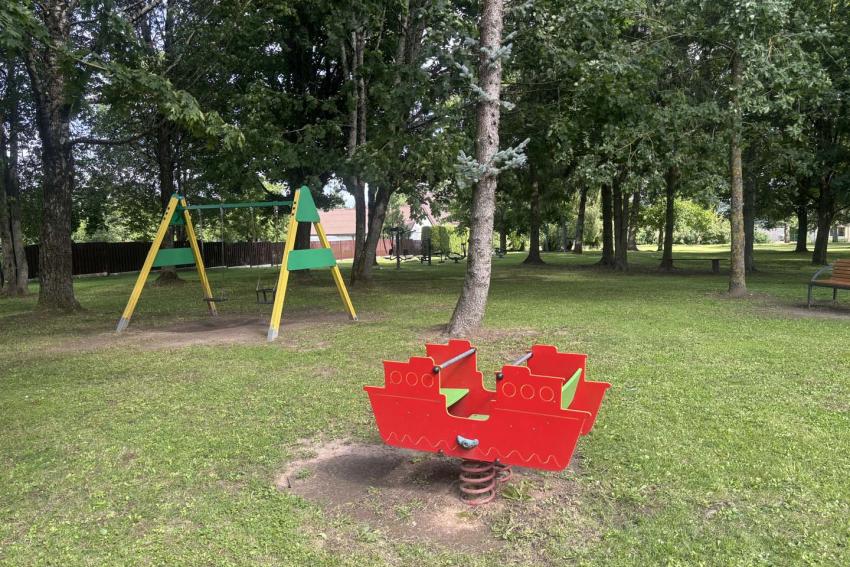 Vaikų žaidimų aikštelė ir lauko treniruokliai 177