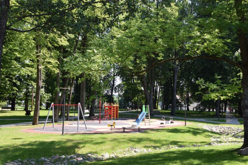 Prienų Revuonos parko vaikų žaidimo aikštelė, stalo teniso stalas 179