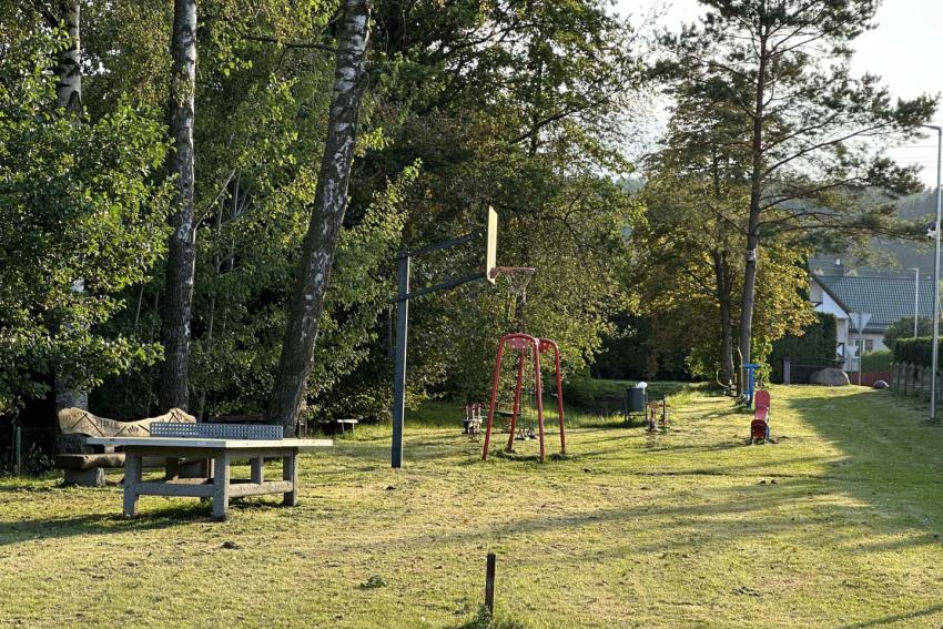 Dvariuko bendruomenės vaikų žaidimo aikštelė, stalo teniso stalas, lauko šaškių stalas, lauko treniruokliai paveiksliukas