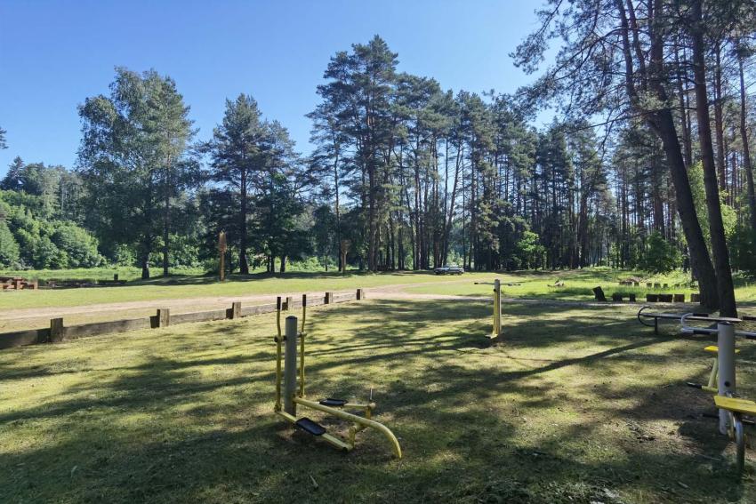 Giraitiškių poilsiavietės lauko treniruokliai paveiksliukas
