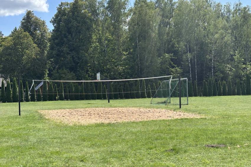 Alksniakiemio kaimo bendruomenės futbolo stadionas, vaikų žaidimo aikštelė, stalo teniso stalas paveiksliukas
