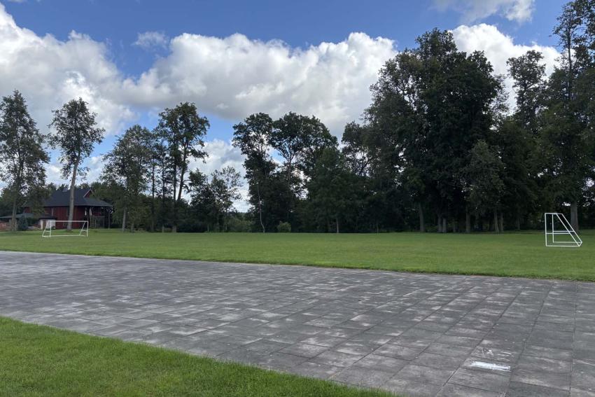 Futbolo aiktšė, krepšinio aikštelė, vaikų žaidimų aikštelė paveiksliukas