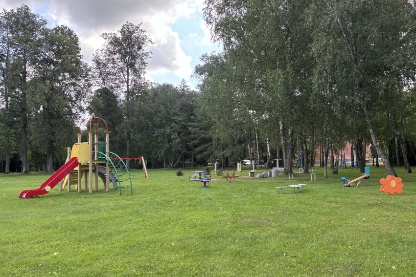 Futbolo aiktšė, krepšinio aikštelė, vaikų žaidimų aikštelė 184