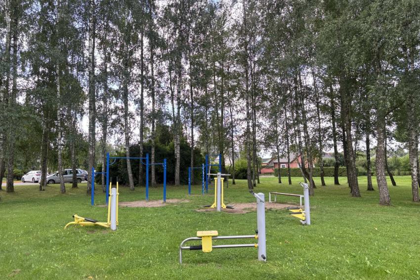 Futbolo aiktšė, krepšinio aikštelė, vaikų žaidimų aikštelė 184