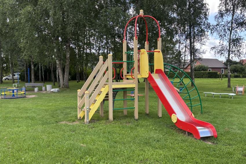 Futbolo aiktšė, krepšinio aikštelė, vaikų žaidimų aikštelė 184