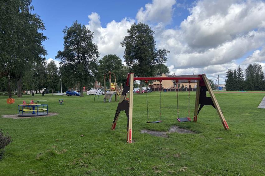 Futbolo aiktšė, krepšinio aikštelė, vaikų žaidimų aikštelė 184
