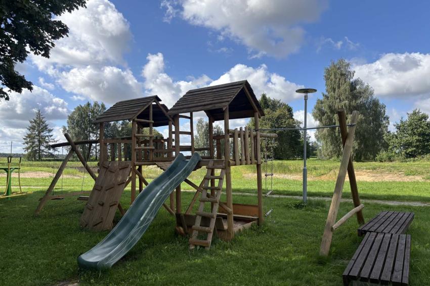 Naujosios Ūtos parko vaikų žaidimo aikštelė paveiksliukas