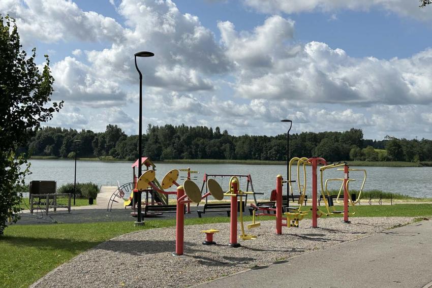 Vaikų žaidimų aikštelė, viešos erdvės prie Jiezno ežero paveiksliukas