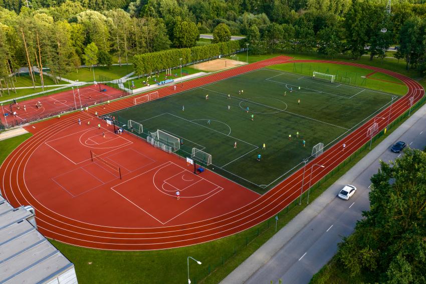 VDU Ugnės Karvelis gimnazijos stadionas ir sporto aikštynas paveiksliukas