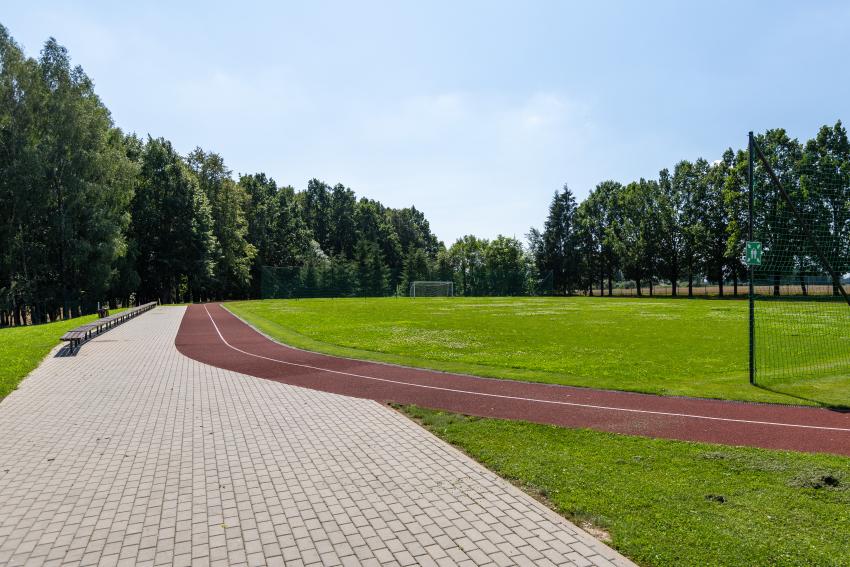Čekiškės Prano Dovydaičio gimnazijos stadionas ir sporto aikštynas 194