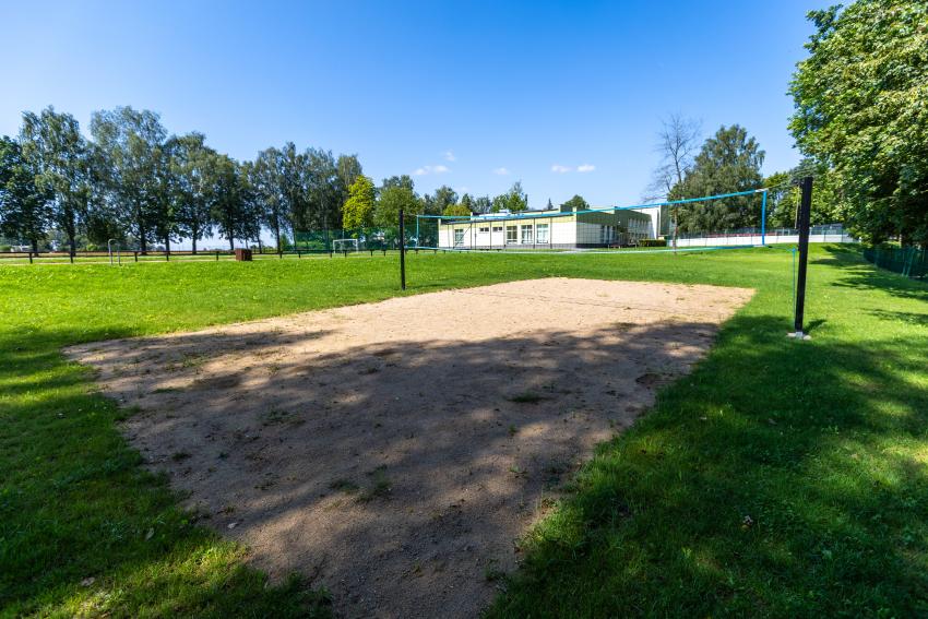 Čekiškės Prano Dovydaičio gimnazijos stadionas ir sporto aikštynas 194