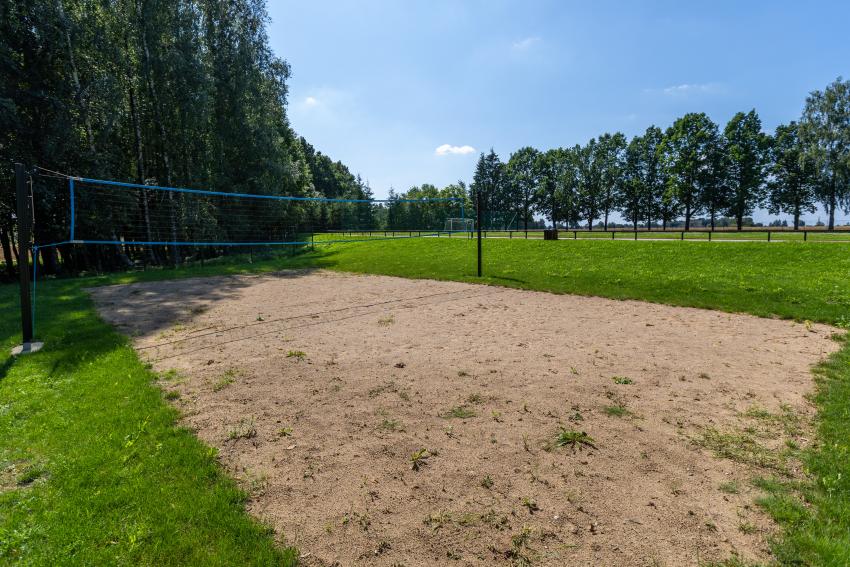 Čekiškės Prano Dovydaičio gimnazijos stadionas ir sporto aikštynas 194
