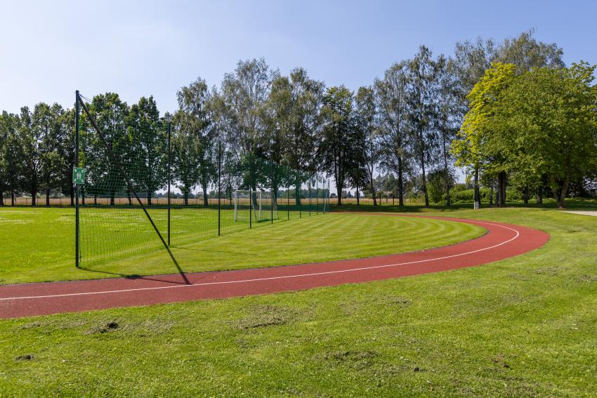 Čekiškės Prano Dovydaičio gimnazijos stadionas ir sporto aikštynas 194