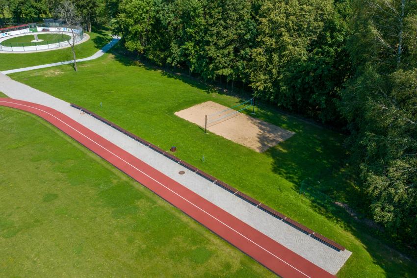 Čekiškės Prano Dovydaičio gimnazijos stadionas ir sporto aikštynas 194