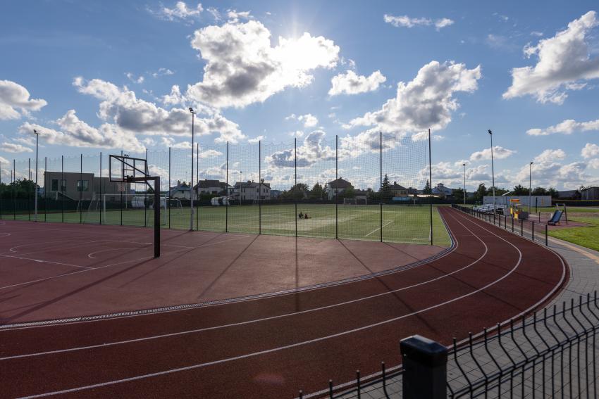 Karmėlavos Balio Buračo gimnazijos stadionas ir sporto aikštynas paveiksliukas