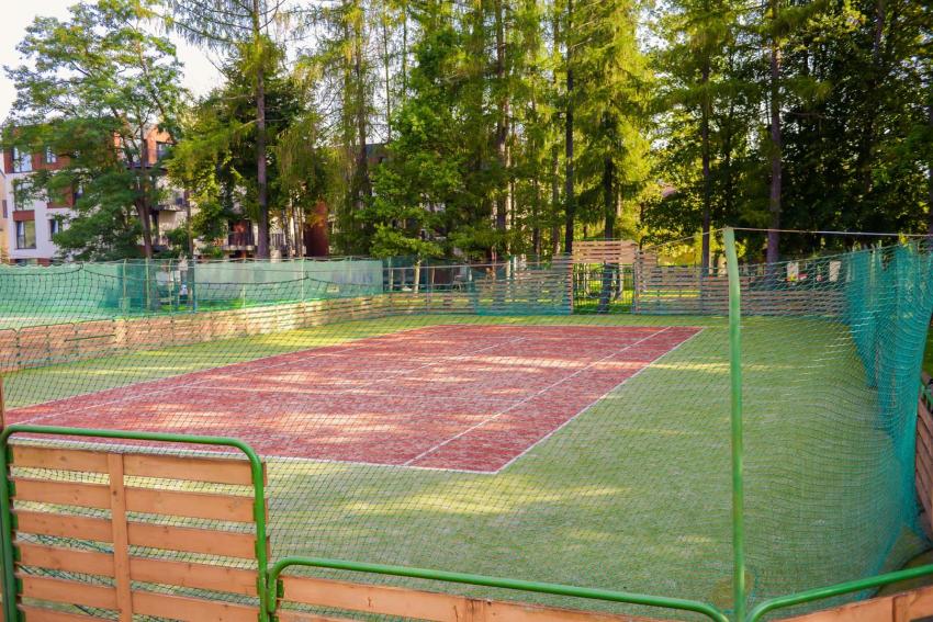 Universali lauko aikštelė su dirbtine danga paveiksliukas