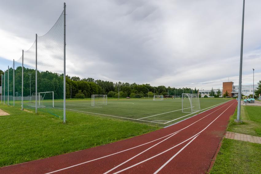 Neveronių gimnazijos stadionas ir sporto aikštynas 199