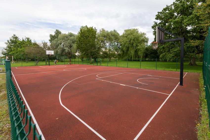 Neveronių gimnazijos stadionas ir sporto aikštynas 199