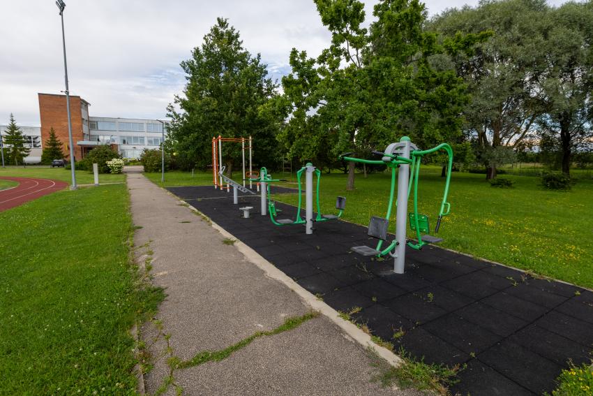 Neveronių gimnazijos stadionas ir sporto aikštynas 199