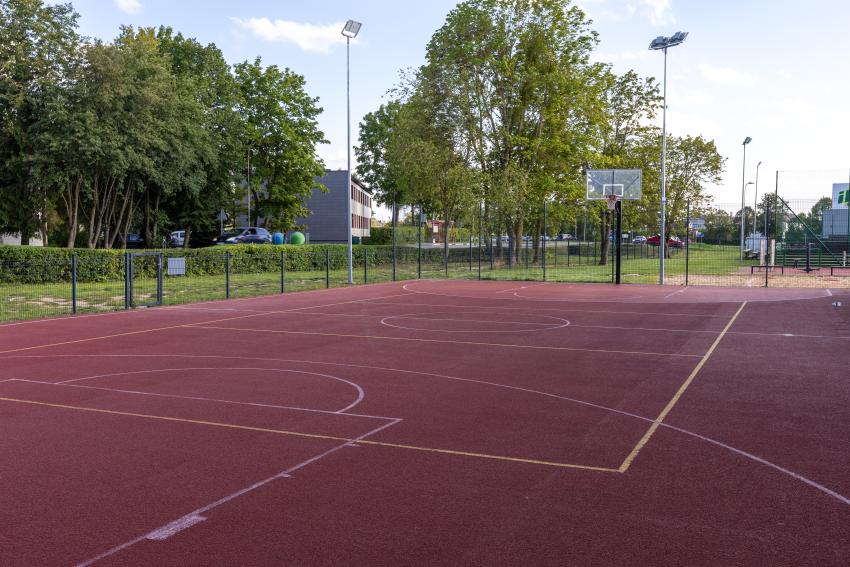 Raudondvario gimnazijos stadionas ir sporto aikštynas 201