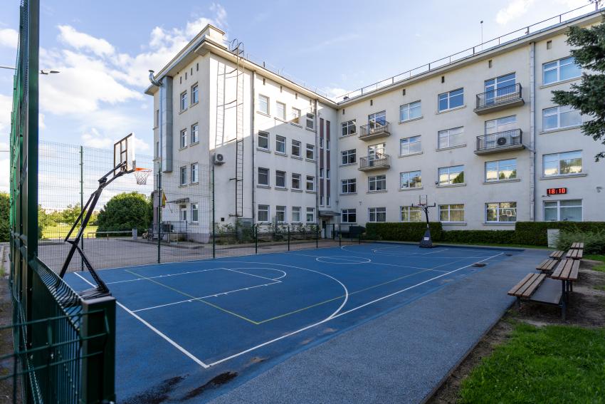 Akademijos mokyklos - darželio „Gilė“ daugiafunkcė sporto aikštelė paveiksliukas