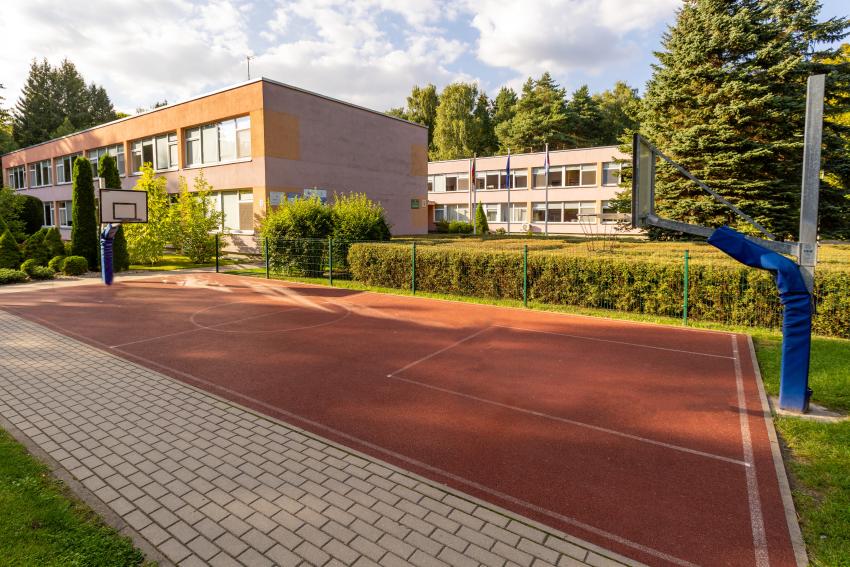 Noreikiškių lopšelio - darželio „Ąžuolėlis“ daugiafunkcė sporto aikštelė paveiksliukas
